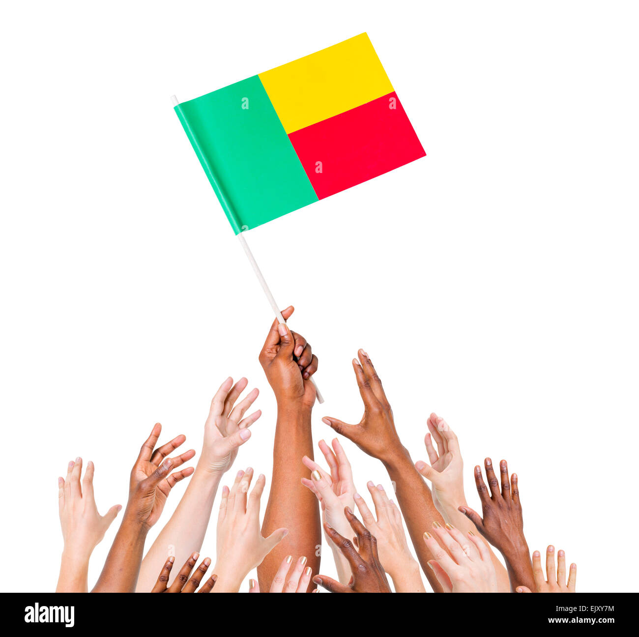 Groupe de personnes pour atteindre et tenant le drapeau du Bénin Banque D'Images