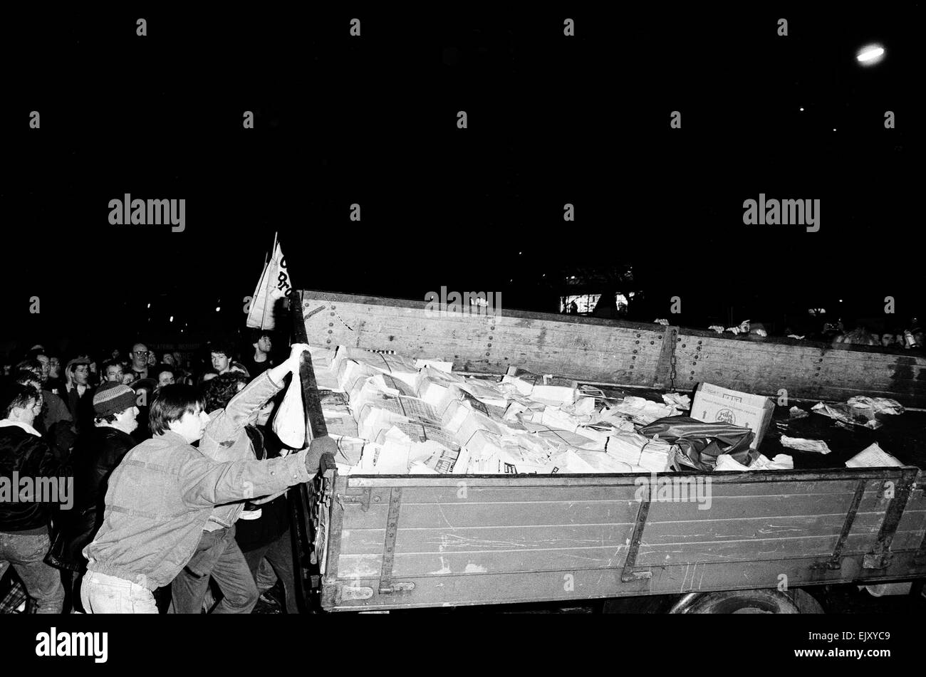 Démonstration de Wapping. Piquets de tourner un camion à l'extérieur de l'News International presse d'impression. 24 janvier 1987. *** *** Local Caption - watscan - 25/02/2010 Banque D'Images