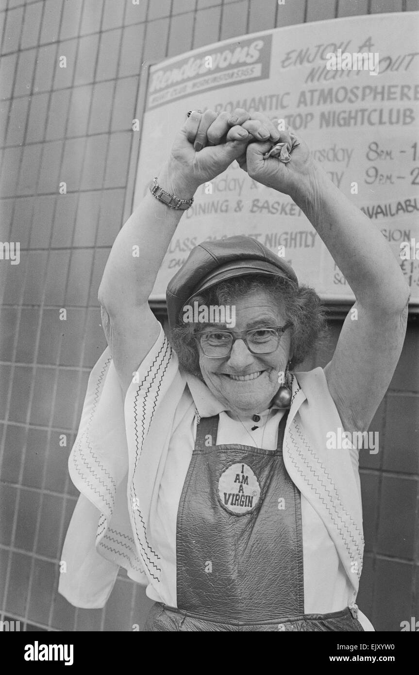 Mamie danse Jenny Gorman montre de ses certains de ses mouvements. 6e mai 1979. Banque D'Images