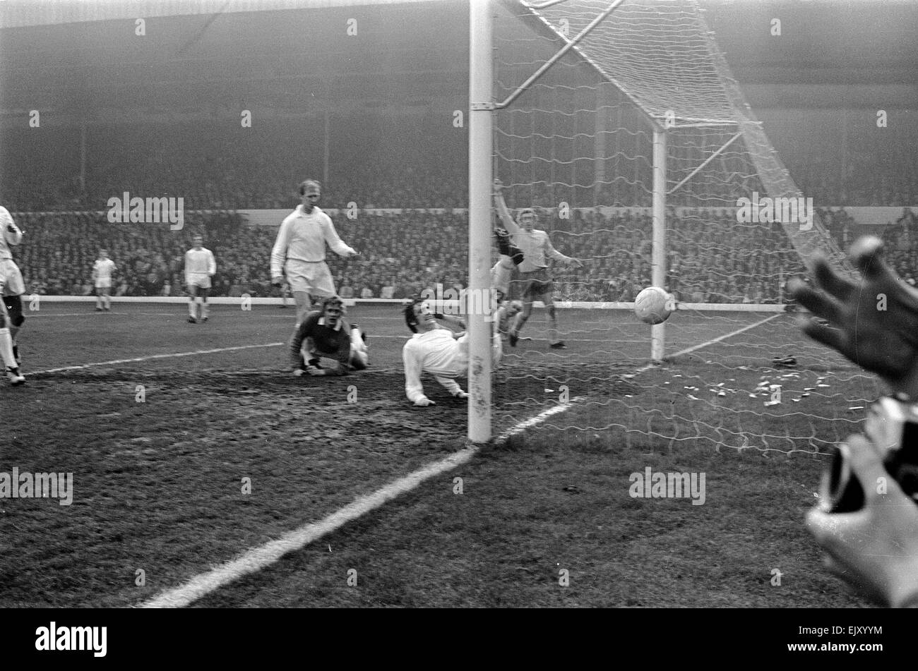 Quart de finale de la FA Cup Match à Elland Road. Leeds United 2 v Tottenham Hotspur 1. John Pratt marque le but égalisateur pour les Spurs comme défenseur de Leeds Jack Charlton les regarde. 18 mars 1972. Banque D'Images