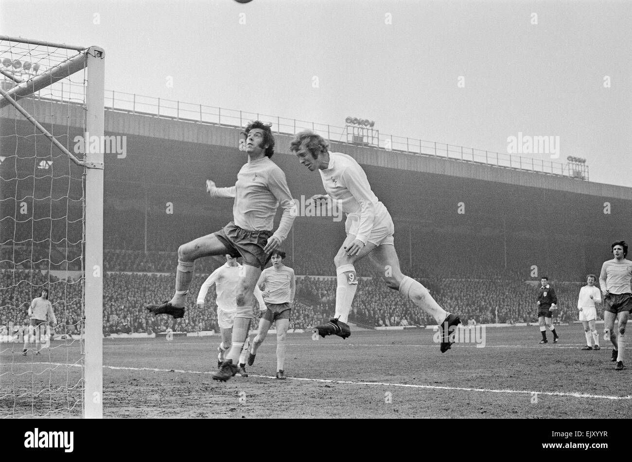 Quart de finale de la FA Cup Match à Elland Road. Leeds United 2 v Tottenham Hotspur 1. Spurs défenseur Mike Angleterre bat Leeds' Mick Jones à la balle haute. 18 mars 1972. Banque D'Images