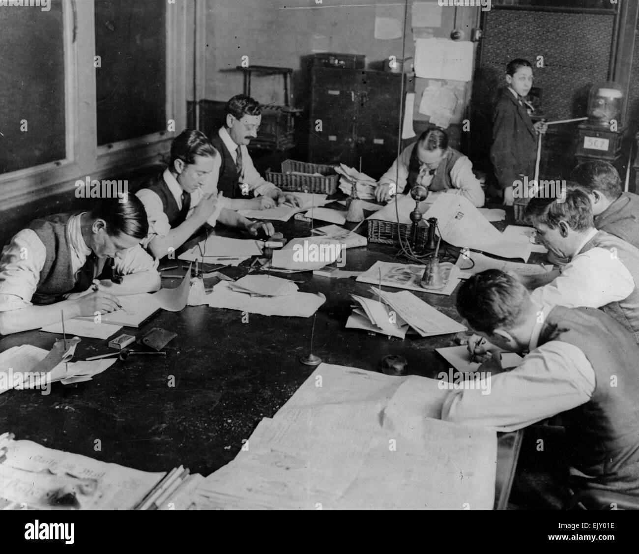 Nouvelles du personnel car le travail dans la chambre de l'éditeurs sous Daily Mirror bureaux dans maison Gerladine, fers Lane, 1927. Banque D'Images