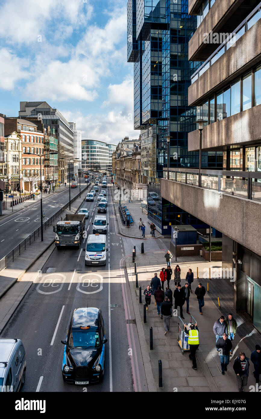 Trafic sur Lower Thames Street, une artère majeure par Londres que suit la Tamise Banque D'Images