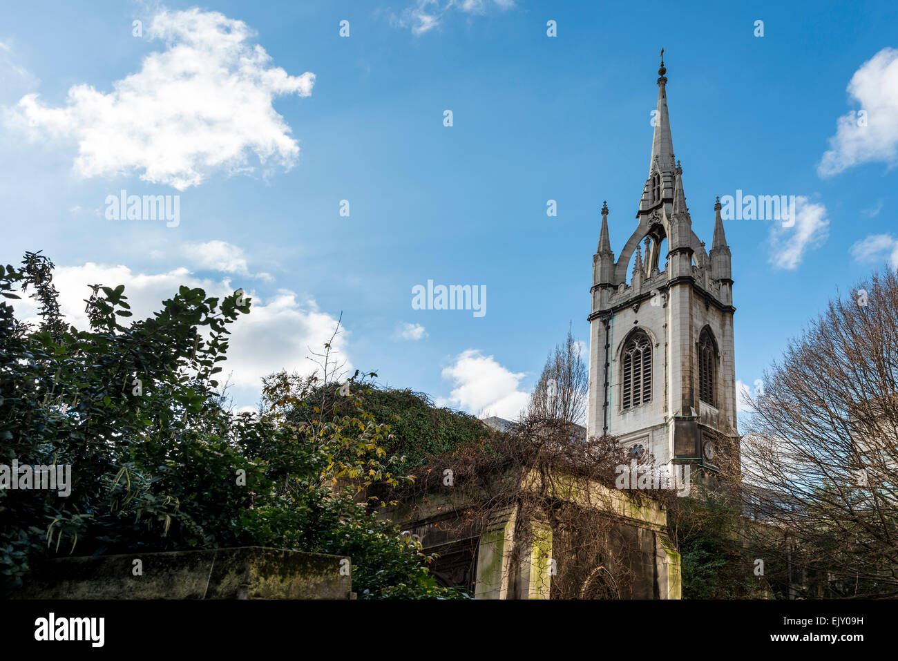 St Dunstan dans l'Est, Londres, est une église conçue par Christopher Wren endommagé dans le Blitz ; les ruines sont aujourd'hui un jardin public Banque D'Images