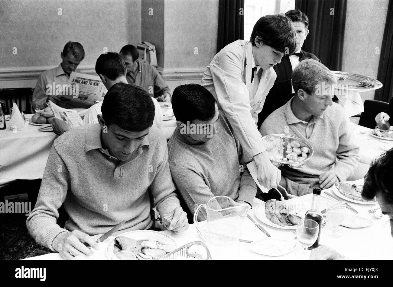 Coupe du Monde 1966 l'Angleterre squad à leur base à Hendon où ils sont restés tout au long du tournoi. Les joueurs à l'heure des repas. Remarquez le journal en arrière-plan (à gauche) avec le titre 'l'Angleterre gagne !' Banques Gordan (centre) Banque D'Images