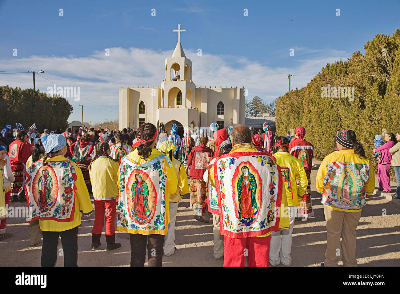 Le village de Tortugas près de Las Cruces au Nouveau Mexique célèbre la Vierge de Guadalupe Fête avec danses colorées Banque D'Images