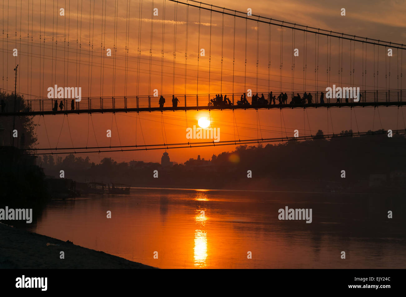 Vue sur le fleuve Ganga et Ram Jhula bridge au coucher du soleil. Rishikesh. L'Inde Banque D'Images