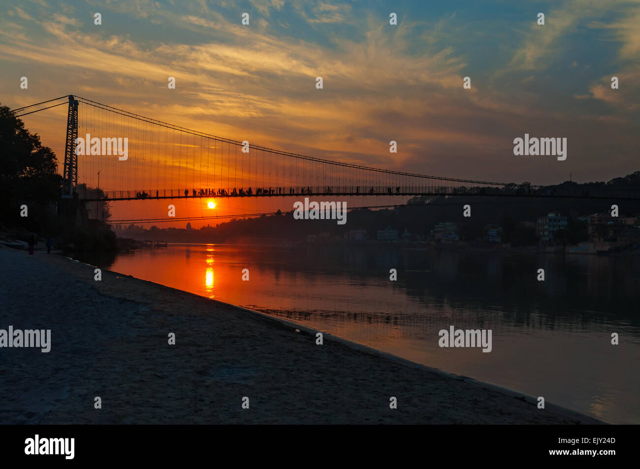 Vue sur le fleuve Ganga et Ram Jhula bridge au coucher du soleil. Rishikesh. L'Inde Banque D'Images