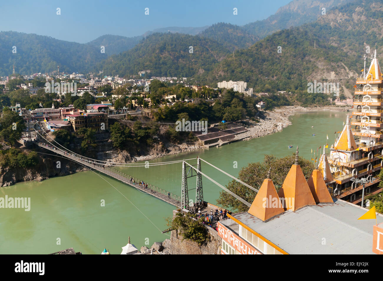 Vue sur le fleuve Ganga et Ram Jhula bridge Banque D'Images
