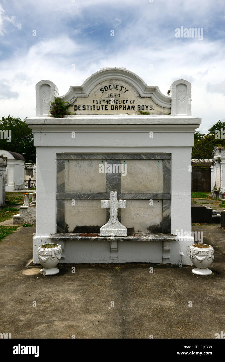Garçons orphelins démunis grave La Fayette n° 1 cimetière cimetière morts de la Nouvelle Orléans au-dessus du sol grave catholique inhumation RM USA Banque D'Images