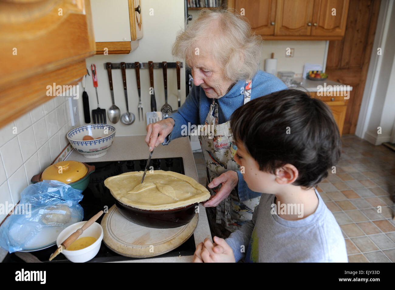 Grand-mère et petit-fils la cuisson dans la cuisine Banque D'Images