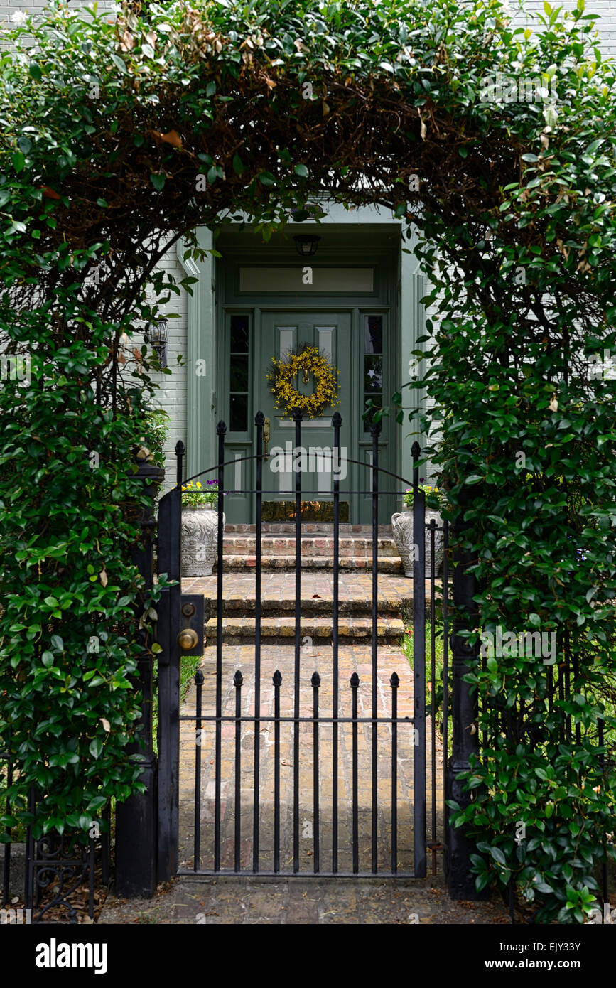 Gate arch climber couvrir couverts porte d'entrée la porte de la chambre d'archway jardin floral RM Banque D'Images