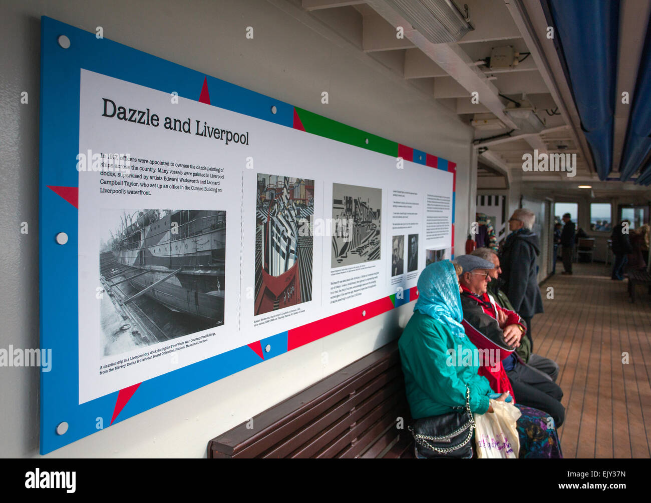 Liverpool, Merseyside, Royaume-Uni le 02 avril 2015. Les passagers sur le premier bateau à des Ferry Dazzle nouvellement peintes sur la Mersey. Le Snowdrop a été repeinte dans un design unique créé par Sir Peter Blake, l'artiste derrière le couvercle de l'album des Beatles Sgt Pepper. Cette forme de camouflage a été inventé dans la Première Guerre mondiale pour confondre l'ennemi, comme le brillant et dessins sinueux, il était difficile pour les forces hostiles pour suivre la portée et la vitesse des navires alliés. Le Snowdrop a été repeint à Cammell Laird à Birkenhead. Banque D'Images