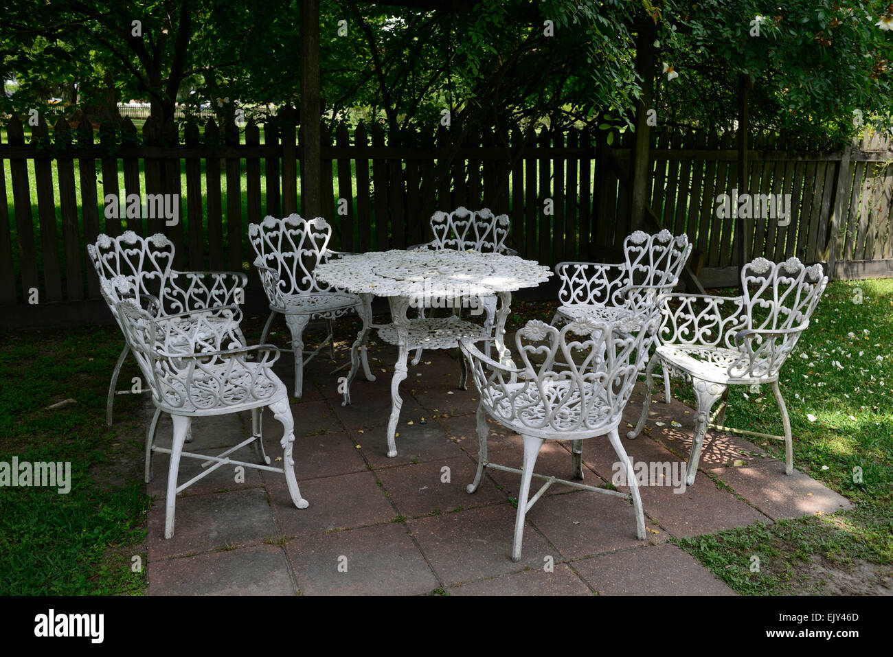 Fer forgé blanc chaises table en métal meubles de patio à l'ombre de  l'ombre à l'abri jardin floral RM Photo Stock - Alamy