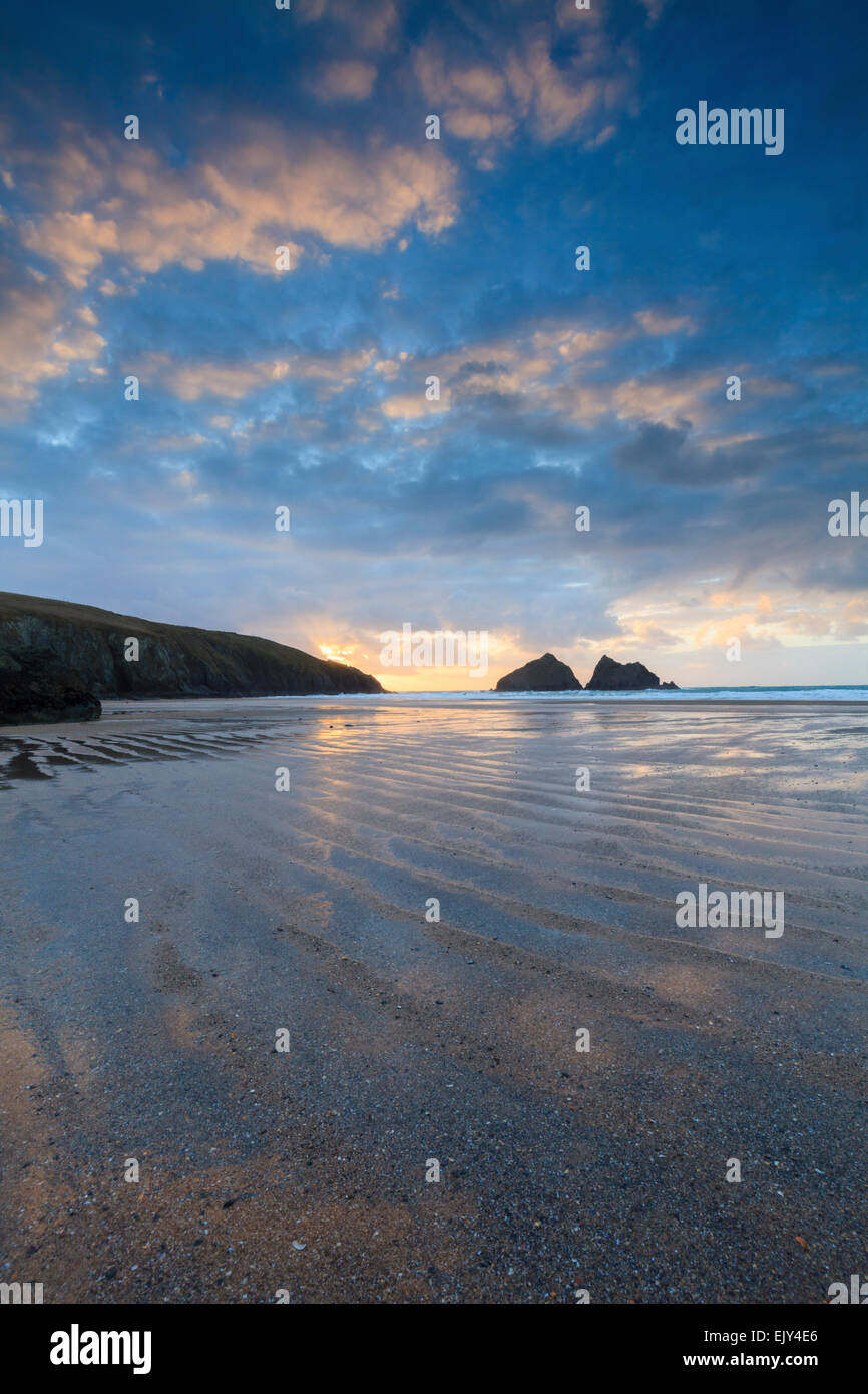 Les modèles de plage à Holywell Bay sur la côte nord des Cornouailles, capturé peu avant le coucher du soleil à la fin de février. Banque D'Images