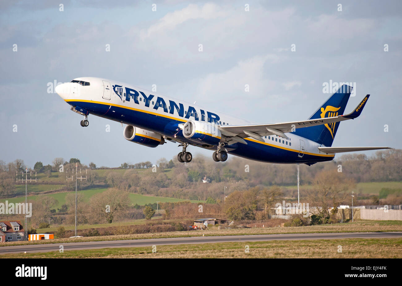 Ryanair avion au décollage de l'aéroport de Bristol en Angleterre, Royaume-Uni. Banque D'Images