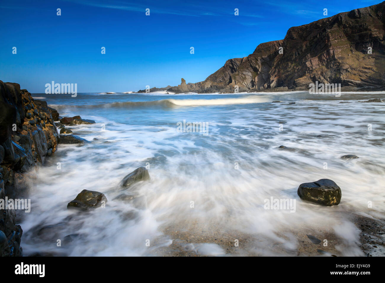 La vue formulaire nord Hartland Quay dans le Nord du Devon. Banque D'Images