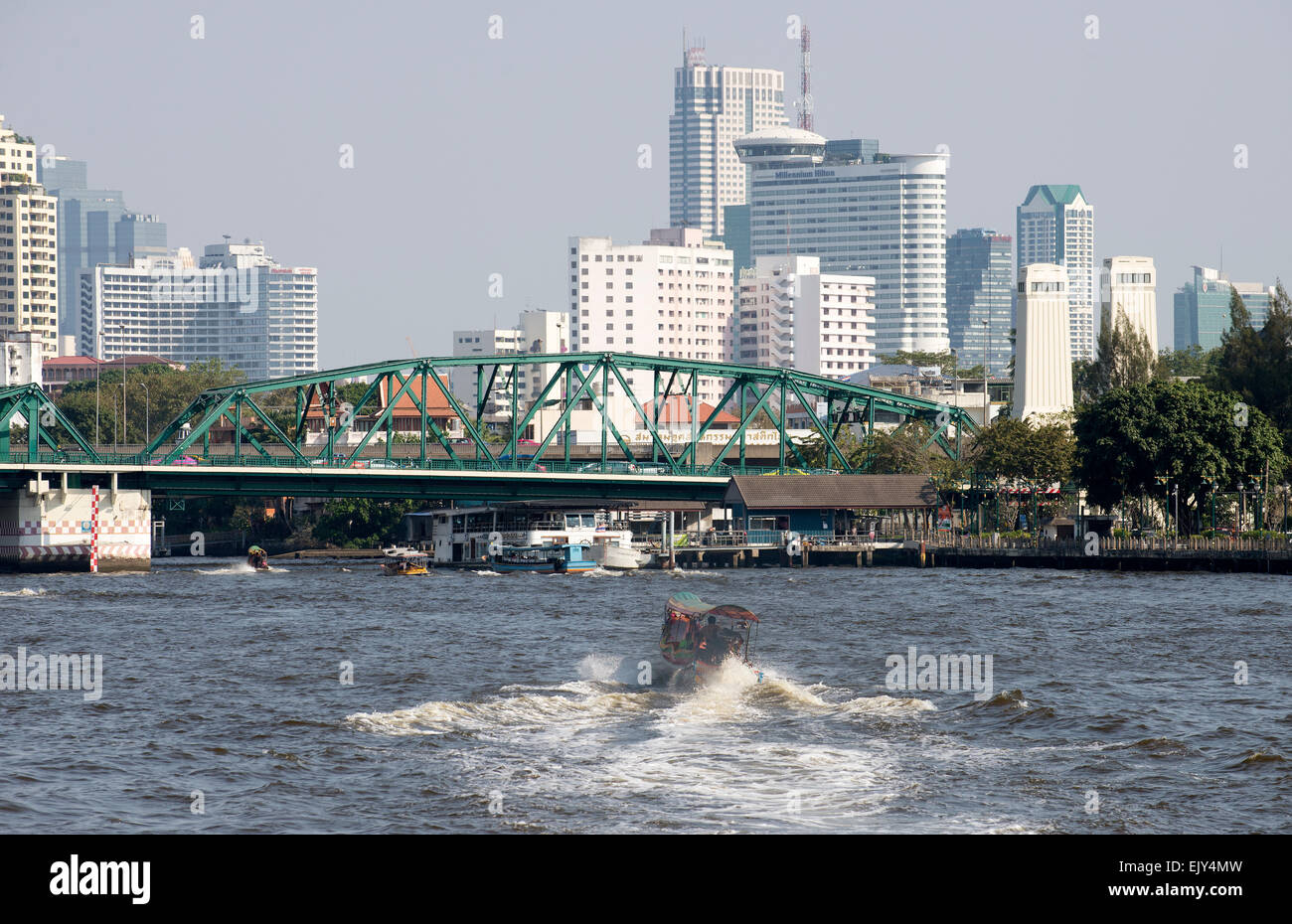 Un taxi de l'eau approchant longtail Memorial Bridge sur la rivière Chao Phraya à Bangkok en Thaïlande Banque D'Images