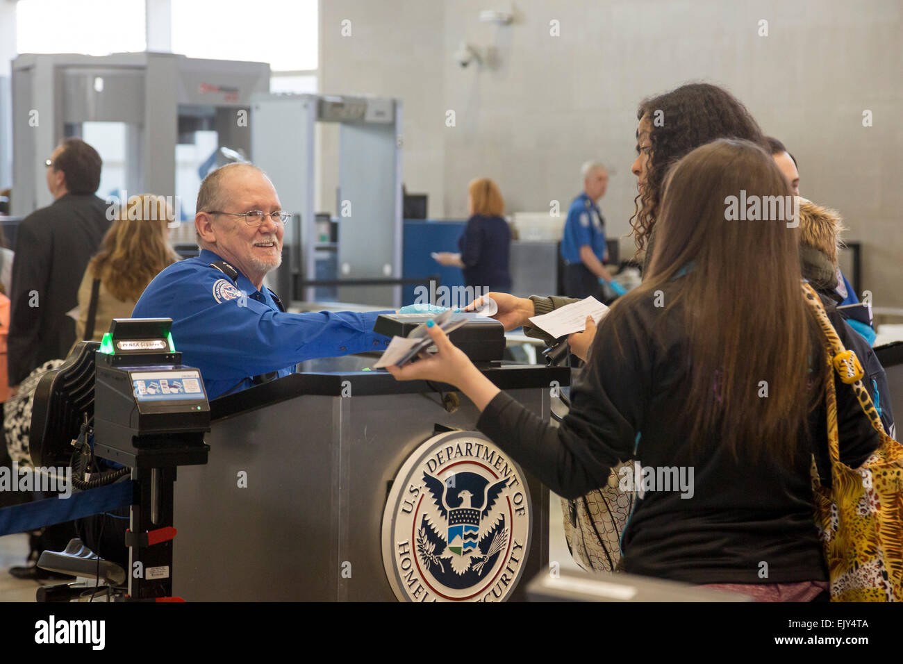 Romulus, Michigan - Un agent de l'Administration de la sécurité des transports vérifie l'identité des passagers à l'aéroport Detroit Metro Banque D'Images