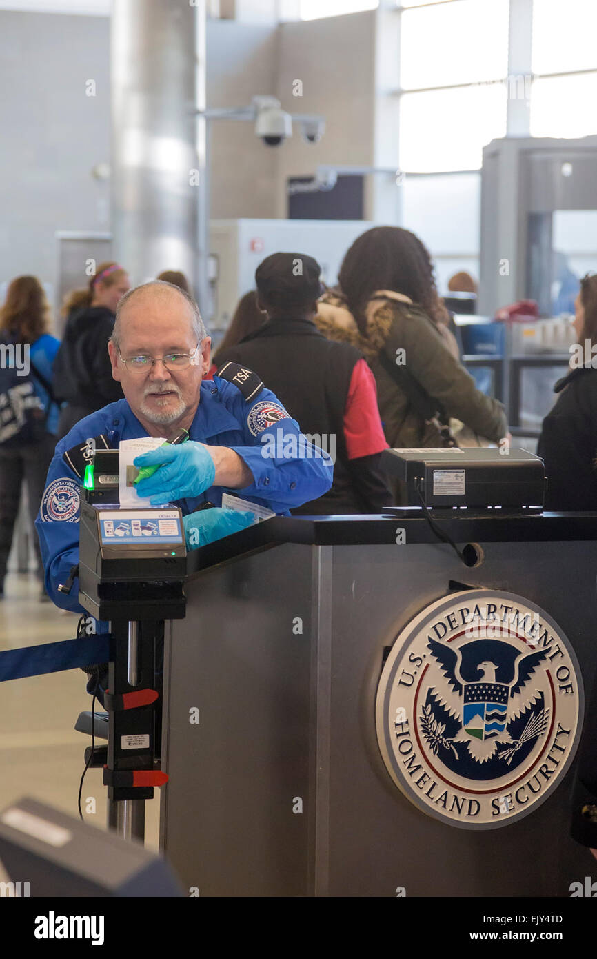 Romulus, Michigan - Un agent de l'Administration de la sécurité des transports vérifie l'identité des passagers à l'aéroport Detroit Metro Banque D'Images