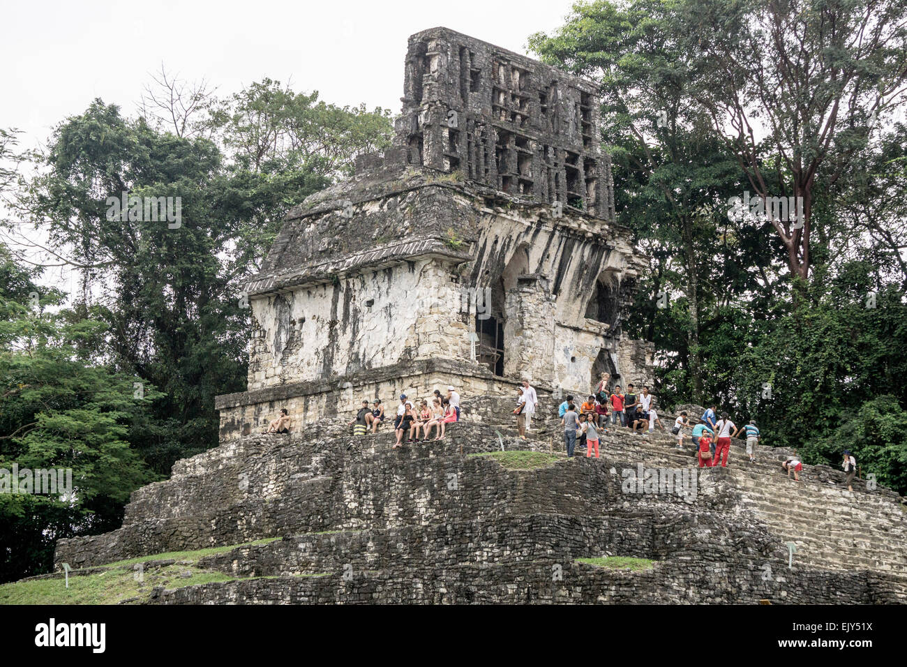 Les touristes profiter de la vue et se reposer après la difficile montée vers le Temple de la croix avec son toit bien préservés comb Palenque Banque D'Images