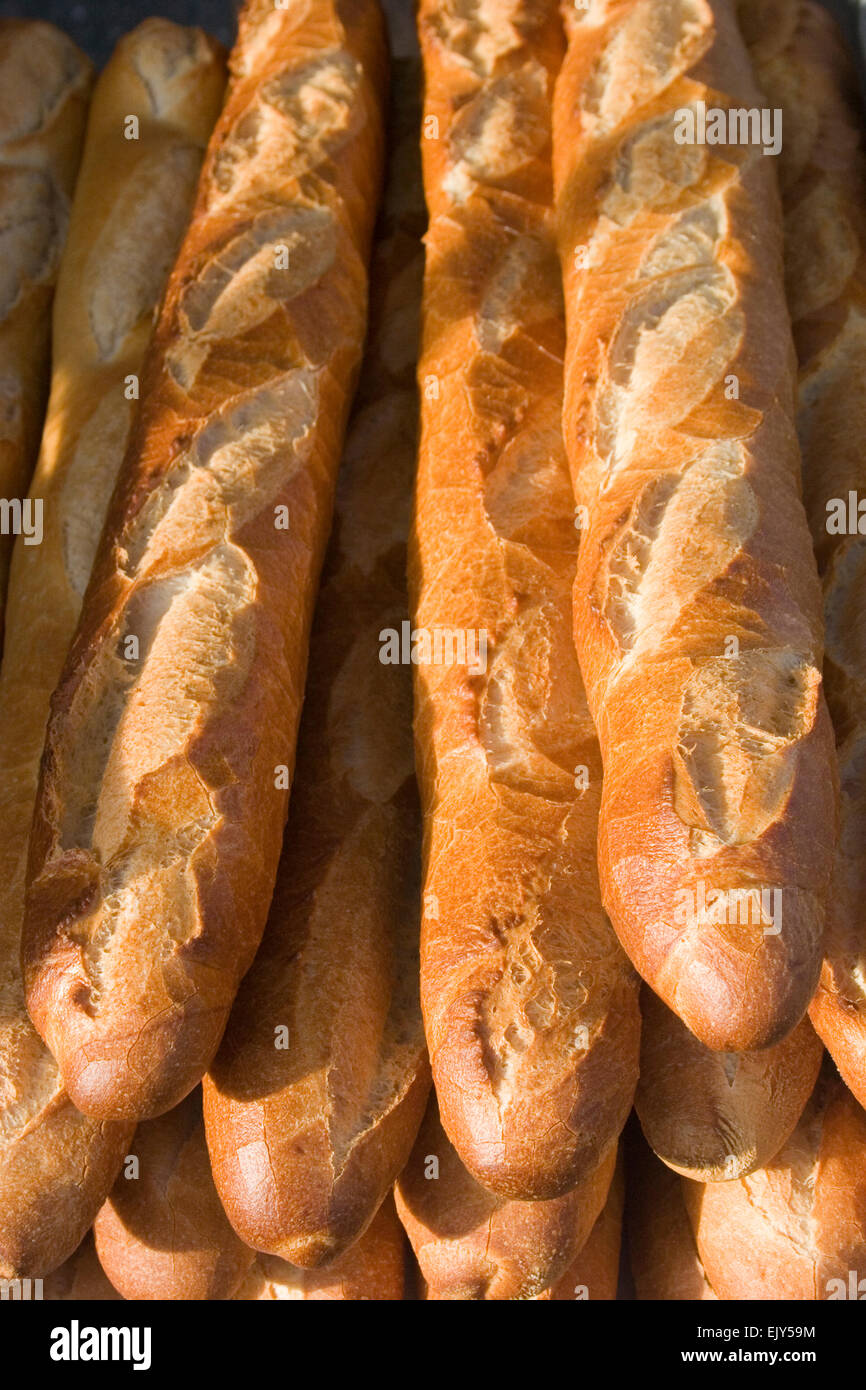 Baguette de pain frais cuit farmers market Banque D'Images