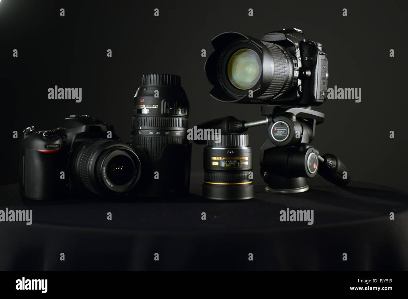 Les appareils photo numériques, les lentilles sur un fond noir Banque D'Images