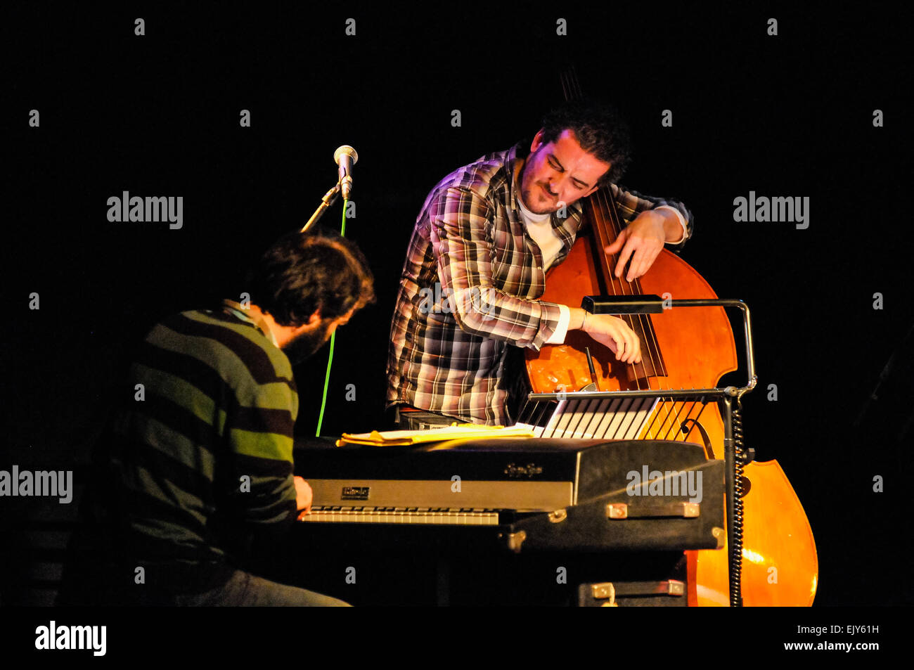 Le contrebassiste de jazz contemporain Dave Kane avec le pianiste Matthew Bourne Banque D'Images