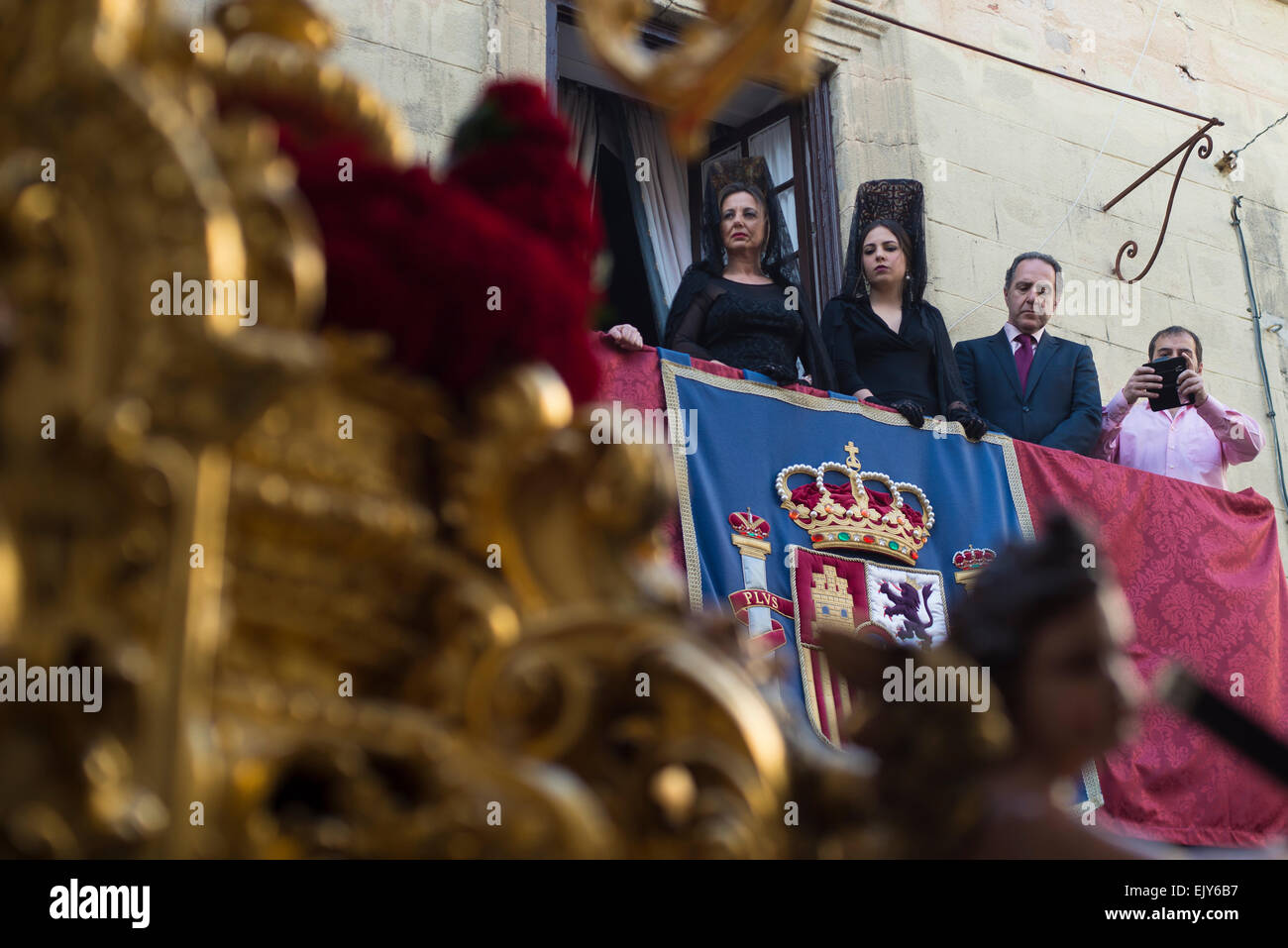 Jerez de la Frontera, Andalousie, Espagne, 02 avril, 2015 : femme habillée d'une robe typique Mantilla, en Andalousie (Espagne) pour le jeudi et le Vendredi saint, en signe de deuil. Credit : Kiko Jimenez/Alamy Live News Banque D'Images