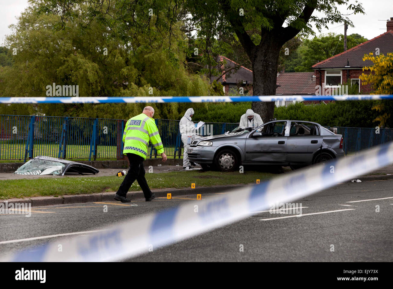 Lieux d'un crash après une poursuite en voiture sur Bury Road Radcliffe . Banque D'Images