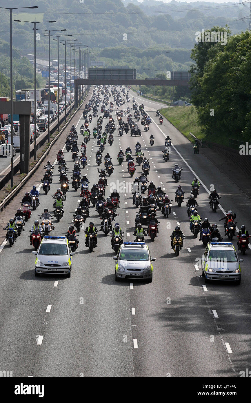Les motards voyage le long de la M60 à la jonction 16 sur un aller lentement protester contre le prix du carburant. Banque D'Images