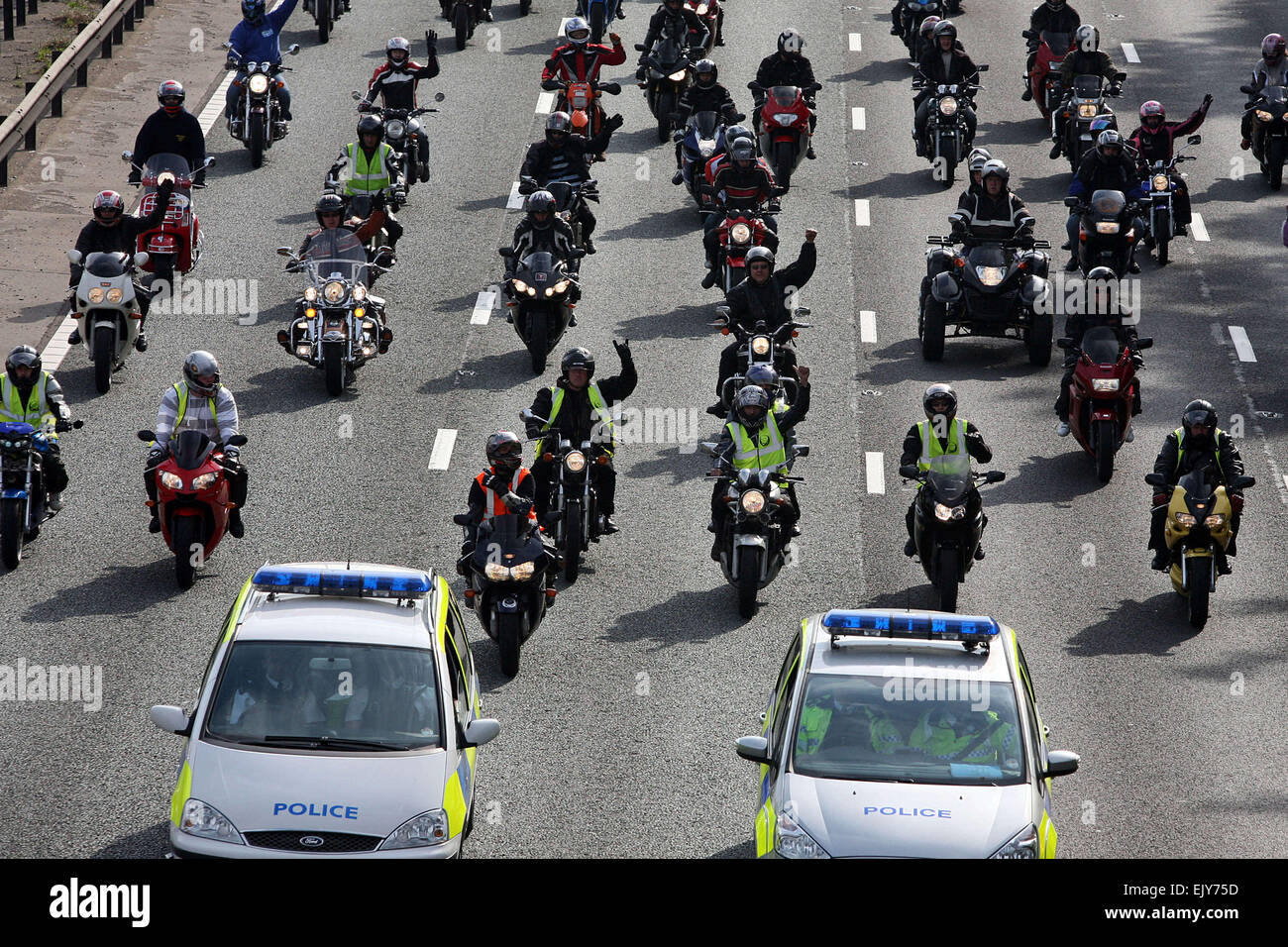 Les motards voyage le long de la M60 à la jonction 16 sur un aller lentement protester contre le prix du carburant. Banque D'Images