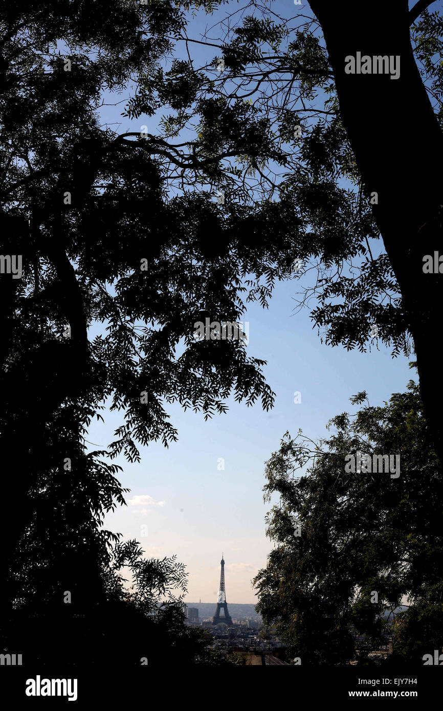 La Tour Eiffel , Paris , vu à travers les arbres de Montmatre Banque D'Images