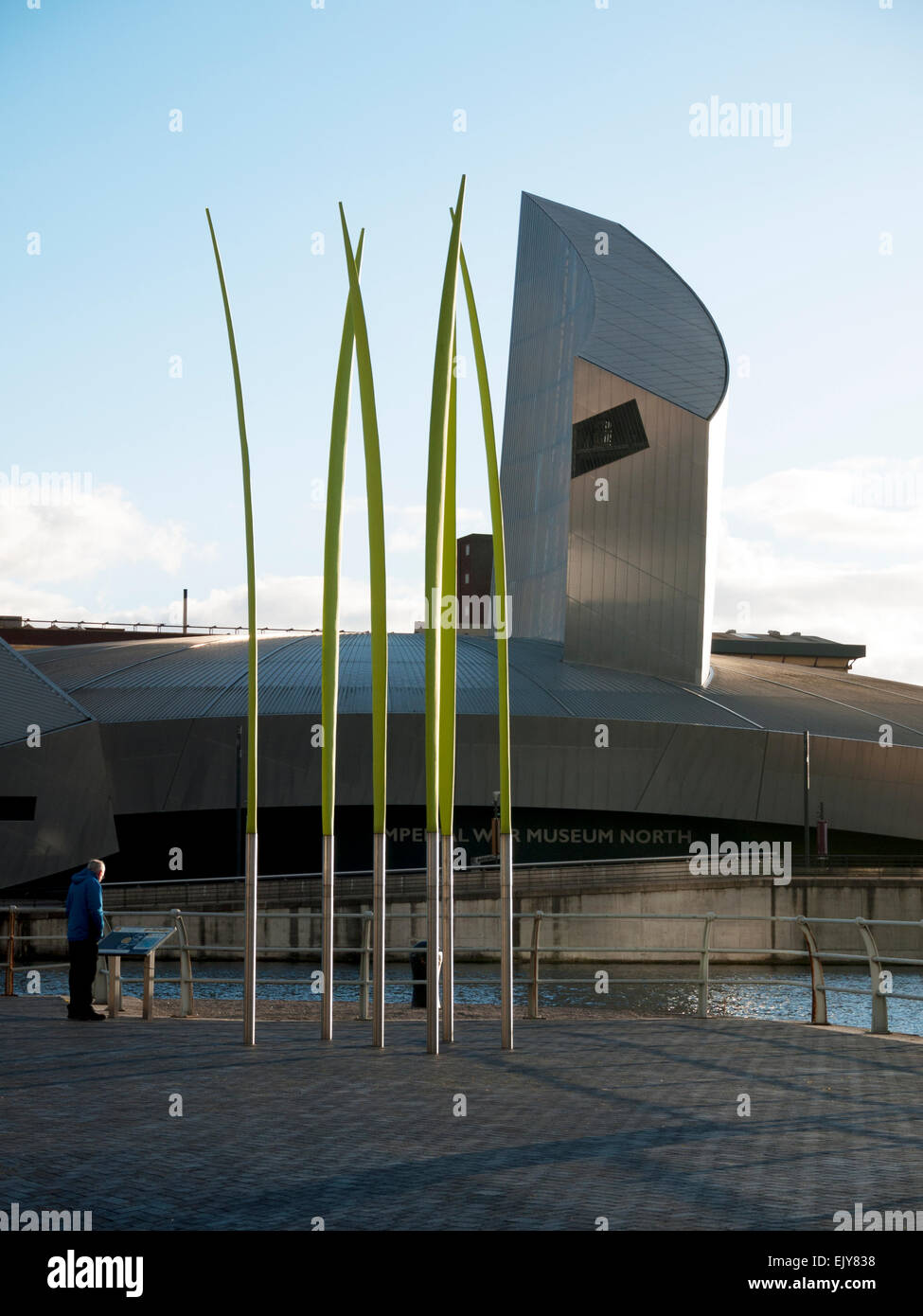 'Where the Wild" sculpture et l'Imperial War Museum North, Salford Quays, Manchester, Angleterre, RU Banque D'Images