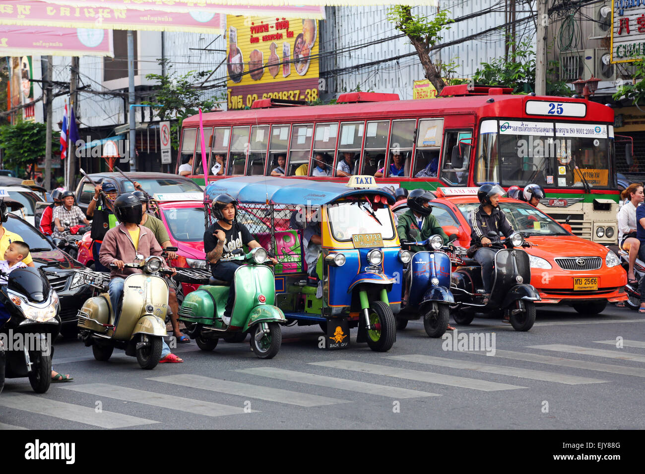 Tuk Tuks et la circulation dans la rue à l'heure de pointe à Bangkok, Thaïlande Banque D'Images
