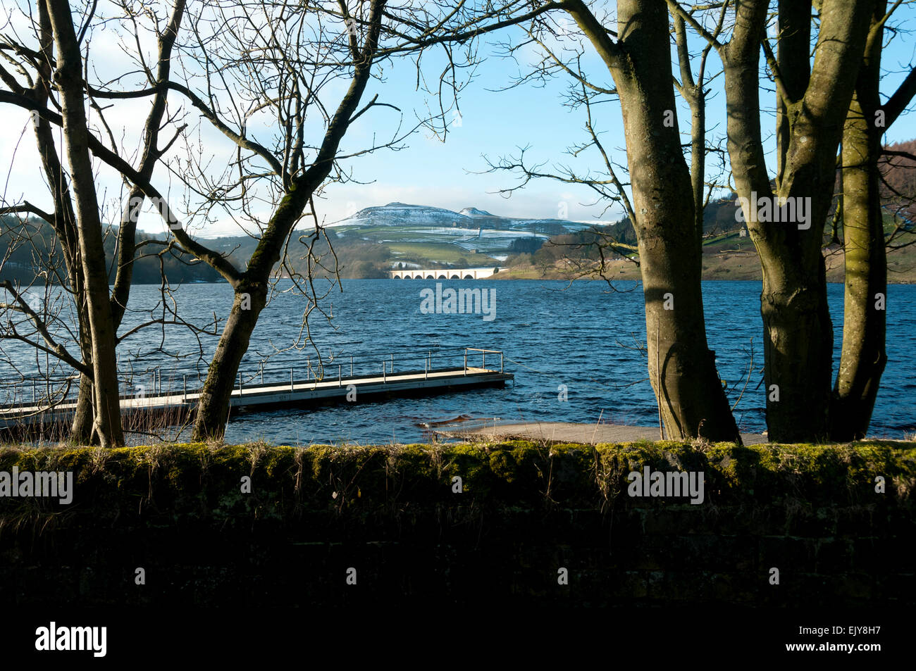 Crook Hill sur Ladybower Reservoir, Peak District, Derbyshire, Angleterre, RU Banque D'Images