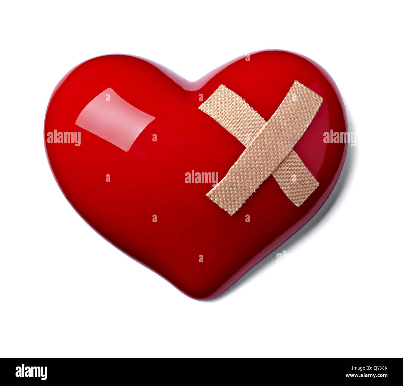 Gros plan d'une forme de coeur avec bandage sur fond blanc Photo Stock -  Alamy