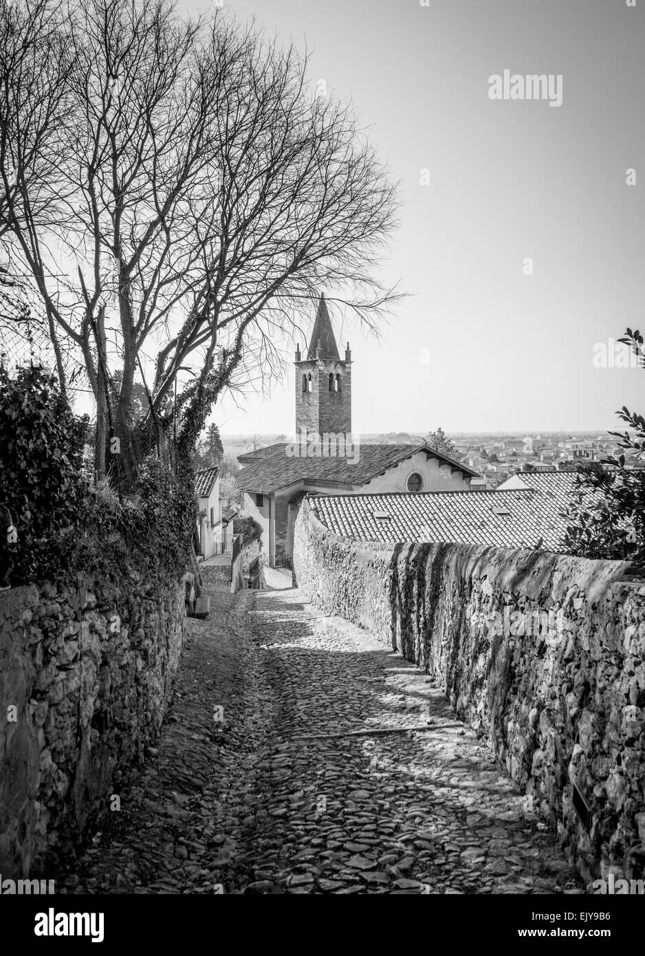 L'ancienne route médiévale qui mène du village de Soave (Italie) pour le château sur la colline Banque D'Images