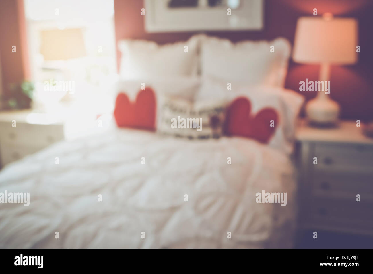 Chambre à coucher avec lit double et trouble de nuit avec filtre de style  rétro Instagram Photo Stock - Alamy