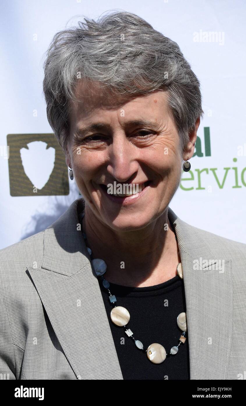 New York, NY, USA. 2ème apr 2015. Sally Jewell lors d'une apparition publique pour le National Park Service Centenaire # FindYourPark lancement campagne de Service Public, d'Amérique du Flatiron Plaza en face de Madison Square Park, New York, NY Avril 2, 2015. Credit : Kristin Callahan/Everett Collection/Alamy Live News Banque D'Images