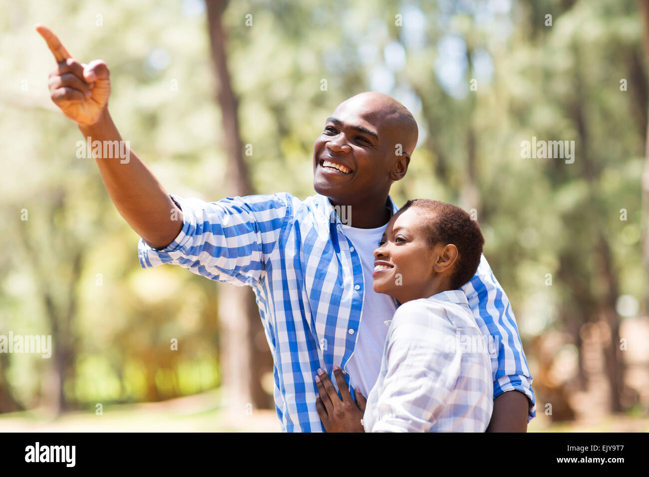 Cheerful young African couple dans la forêt, l'observation des oiseaux Banque D'Images