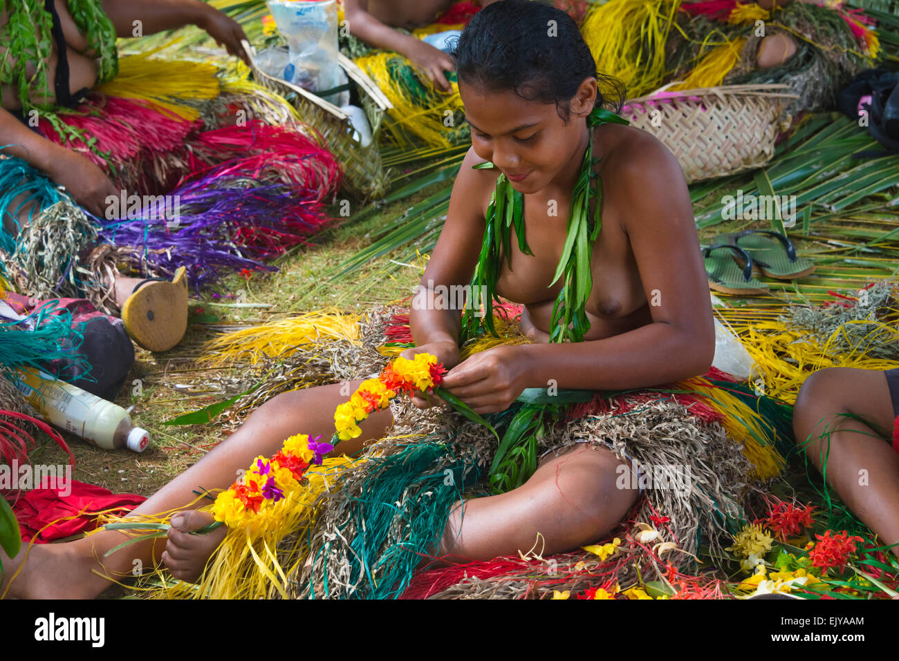 Des filles de Yap Yap pour lei de fleurs jours du Festival, l'île de Yap (États fédérés de Micronésie Banque D'Images