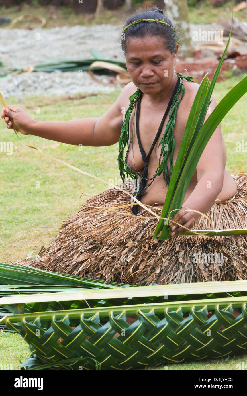 Femme en costume traditionnel de Yap main tissage sac avec feuilles de palmier à Yap Day Festival, l'île de Yap, États fédérés de Banque D'Images