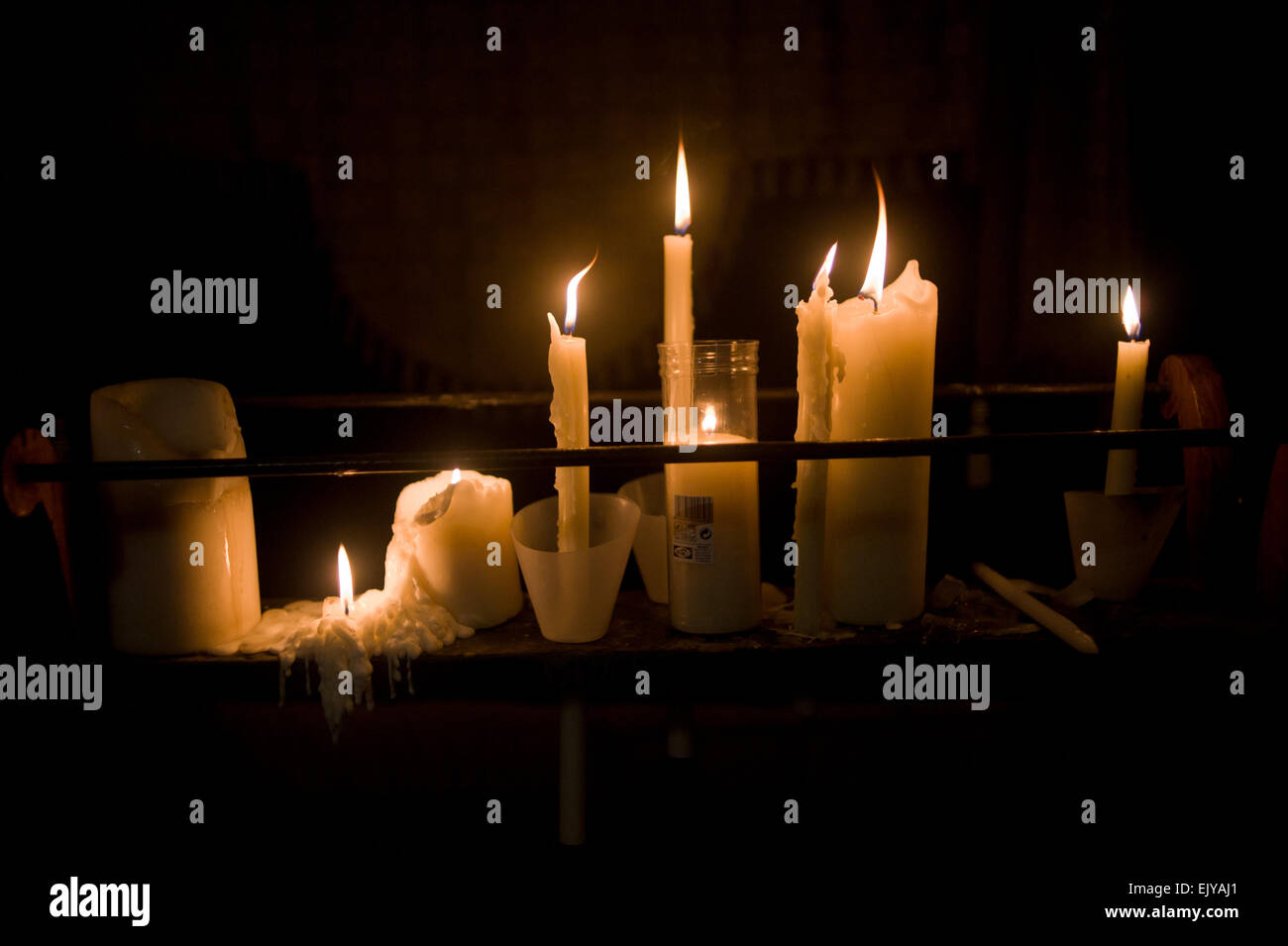 Badalone, Barcelone, Espagne. Apr 02, 2015. Bougies dans l'église de Santa María de Badalona. À Badalona a eu lieu la traditionnelle Processo del Silenci (Procession du Silence) à travers les rues de la ville dans le silence et l'obscurité à l'occasion de Jeudi Saint. Crédit : Jordi Boixareu/Alamy Live News Banque D'Images