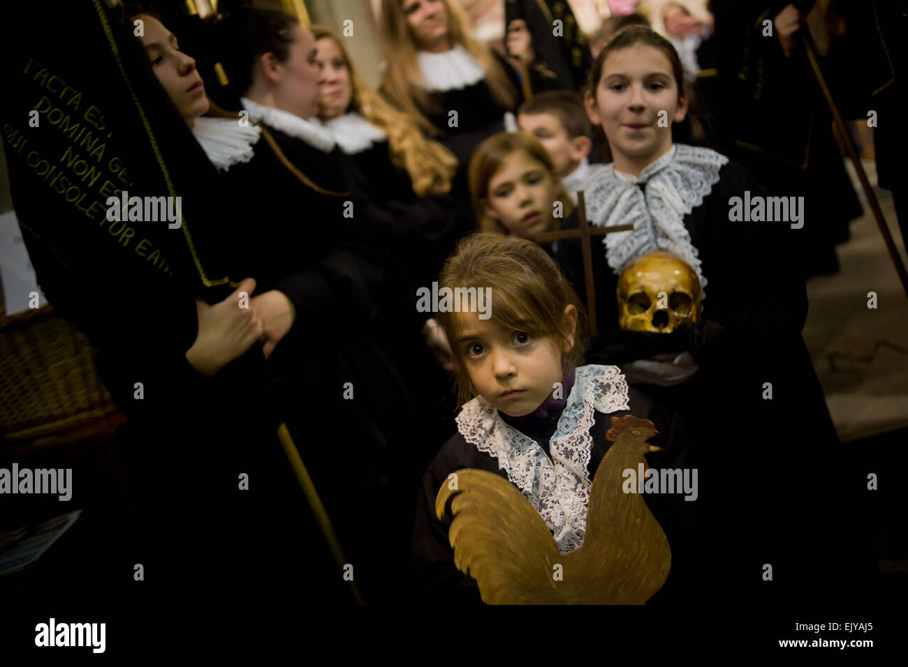 Badalone, Barcelone, Espagne. Apr 02, 2015. Autel filles tenant un crâne pendant la Processo del Silenci à Badalona. À Badalona a eu lieu la traditionnelle Processo del Silenci (Procession du Silence) à travers les rues de la ville dans le silence et l'obscurité à l'occasion de Jeudi Saint. Crédit : Jordi Boixareu/Alamy Live News Banque D'Images