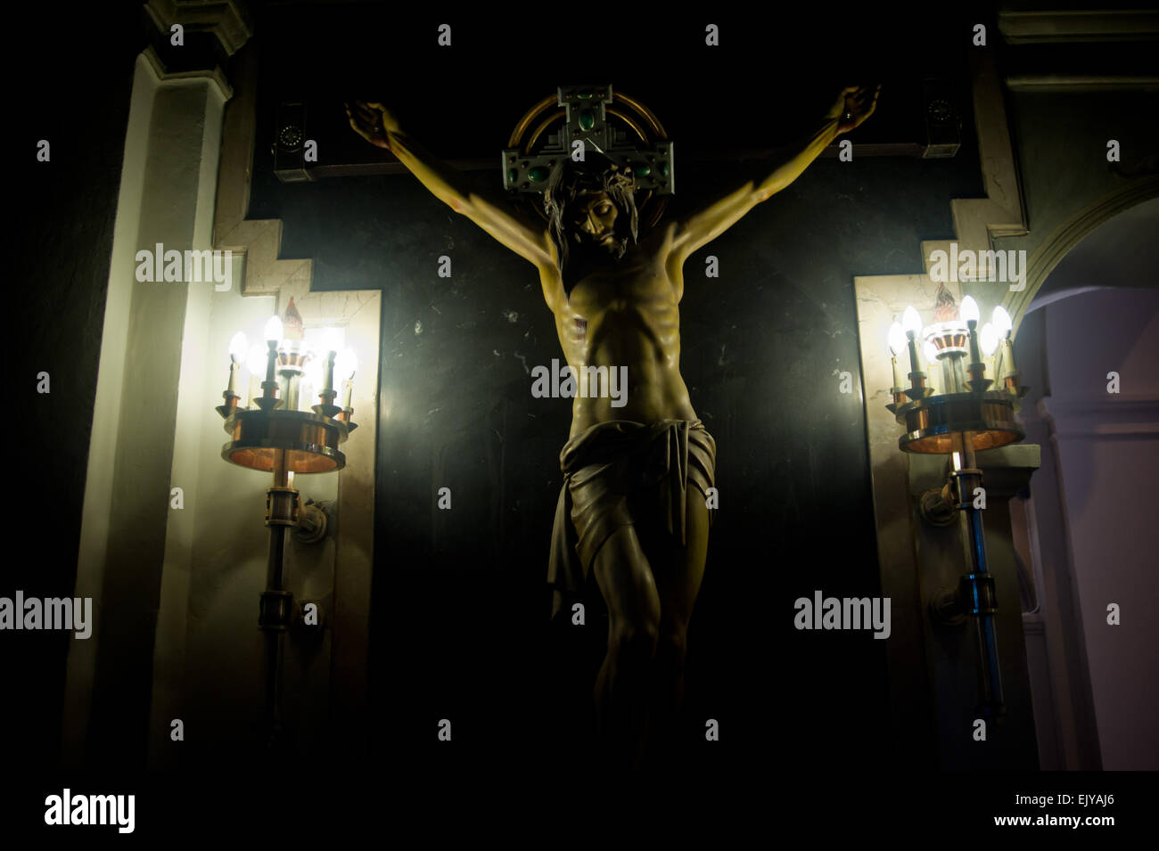 Badalone, Barcelone, Espagne. Apr 02, 2015. Image du Christ crucifié à l'église de Santa María de Badalona. À Badalona a eu lieu la traditionnelle Processo del Silenci (Procession du Silence) à travers les rues de la ville dans le silence et l'obscurité à l'occasion de Jeudi Saint. Crédit : Jordi Boixareu/Alamy Live News Banque D'Images