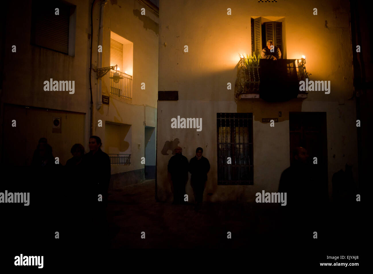 Badalone, Barcelone, Espagne. Apr 02, 2015. Voisins de Badalona contempler le Processo del Silenci à travers les rues de la ville. À Badalona a eu lieu la traditionnelle Processo del Silenci (Procession du Silence) à travers les rues de la ville dans le silence et l'obscurité à l'occasion de Jeudi Saint. Crédit : Jordi Boixareu/Alamy Live News Banque D'Images
