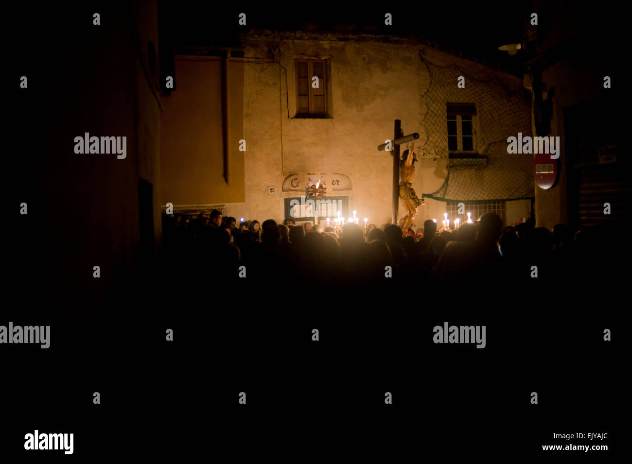 Badalone, Barcelone, Espagne. Apr 02, 2015. L'image de Jésus Christ s'effectue dans les rues de la ville de Badalona pendant la Processo del Silenci. À Badalona a eu lieu la traditionnelle Processo del Silenci (Procession du Silence) à travers les rues de la ville dans le silence et l'obscurité à l'occasion de Jeudi Saint. Crédit : Jordi Boixareu/Alamy Live News Banque D'Images