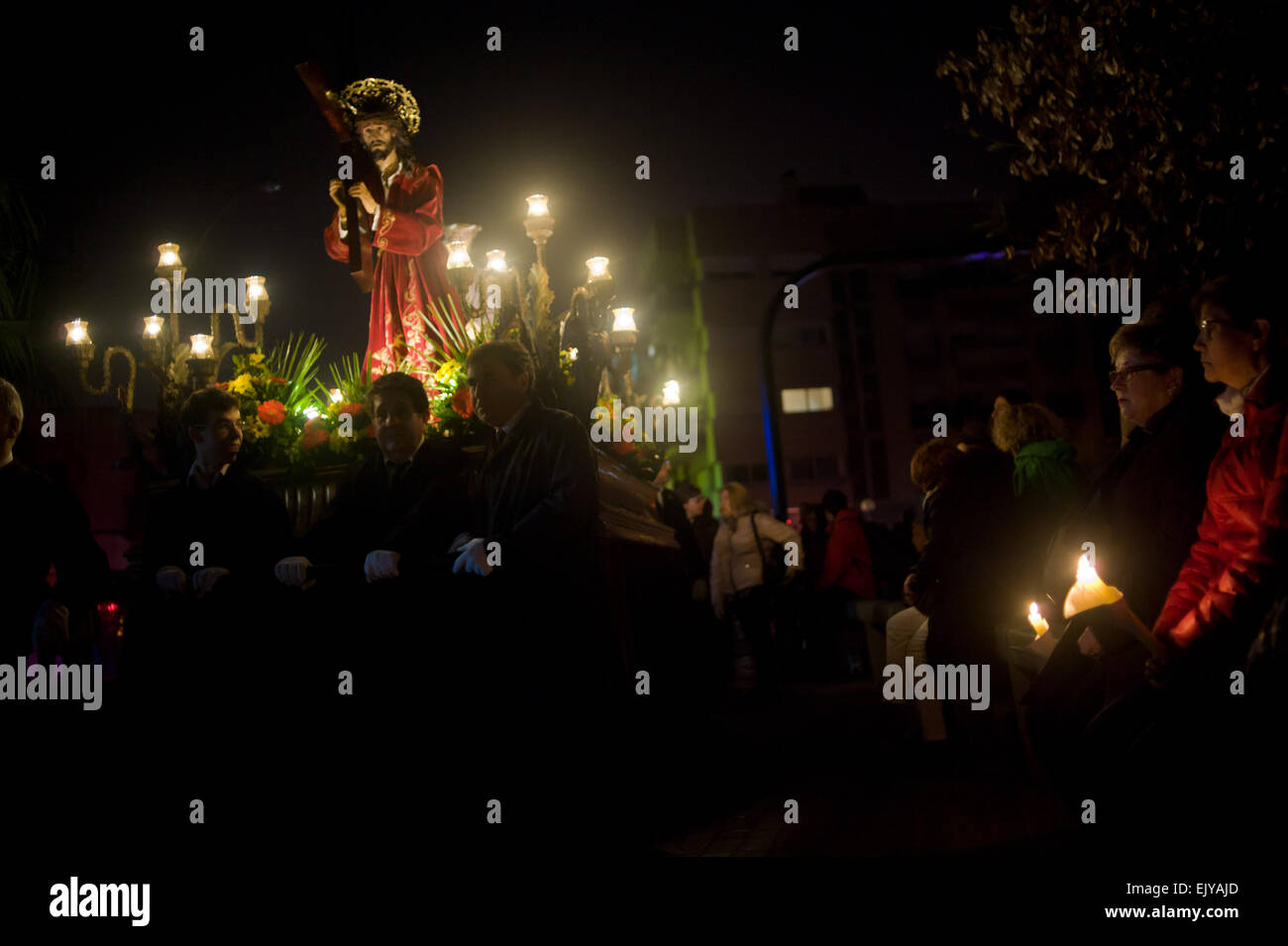 Badalone, Barcelone, Espagne. Apr 02, 2015. L'image de Jésus Christ s'effectue dans les rues de la ville de Badalona pendant la Processo del Silenci. À Badalona a eu lieu la traditionnelle Processo del Silenci (Procession du Silence) à travers les rues de la ville dans le silence et l'obscurité à l'occasion de Jeudi Saint. Crédit : Jordi Boixareu/Alamy Live News Banque D'Images