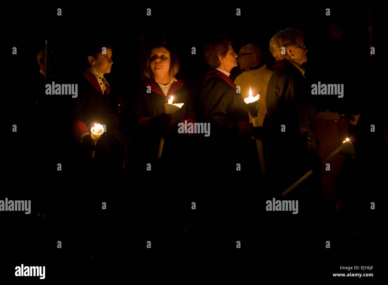 Badalone, Barcelone, Espagne. Apr 02, 2015. Les dévots portant des bougies dans les rues sombres de la ville de Badalona pendant la Processo del Silenci. À Badalona a eu lieu la traditionnelle Processo del Silenci (Procession du Silence) à travers les rues de la ville dans le silence et l'obscurité à l'occasion de Jeudi Saint. Crédit : Jordi Boixareu/Alamy Live News Banque D'Images